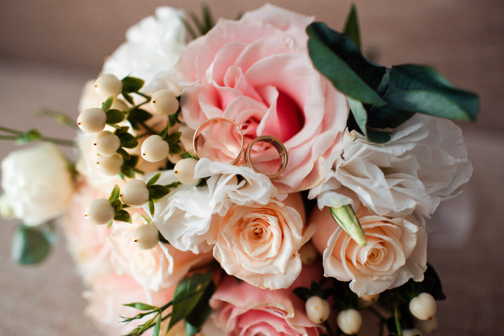 Bouquet de roses pastel aux tons rosés et crème