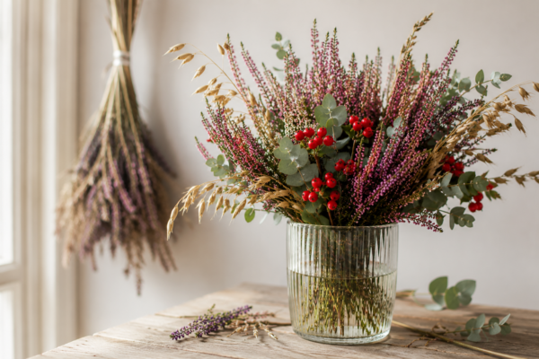 Bouquet d’automne avec bruyères, eucalyptus, baies d’Hypericum et fleurs séchées chez Flowr